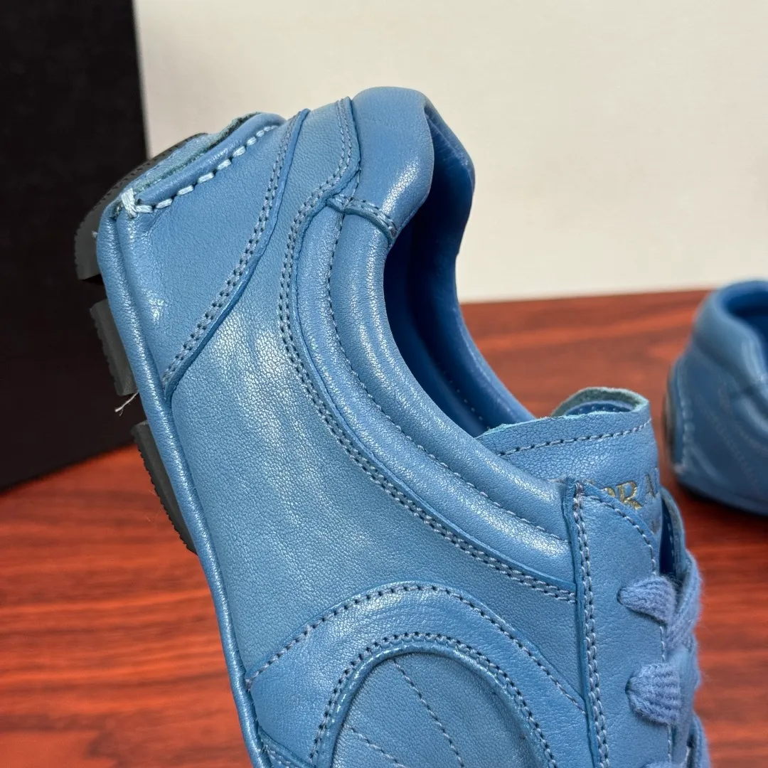 Batch 780 Prada/Prada Montecarlo Re-Edition 2005 Nappa sheepskin/nubuck leather sneakers, men's men's men's shoes for easy shipping! Featuring an antique finish, these sneakers combine style and comfort in a sophisticated and innovative design. The silhouette inspired by driving shoes is soft and flexible, and the deconstructed sole gives it a lightweight look and smooth aesthetic. Prominent top stitching enhances the sporty soul of this hybrid sneaker. It is paired with a lightweight and flexible rubber sole, a visible convex sole pattern embellishment, and a wrapped insole. The whole package! Size: 39-40-41-42-43-44 Leather shoe size Item number: 4E1165 Sheepskin blue